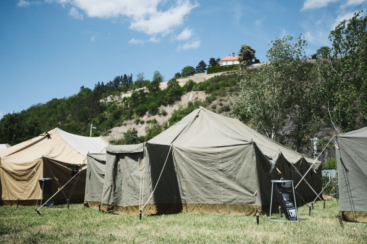 FOTOGALERIE: Z nádraží do stanů. Podívejte se, kde budou spát uprchlíci z Ukrajiny