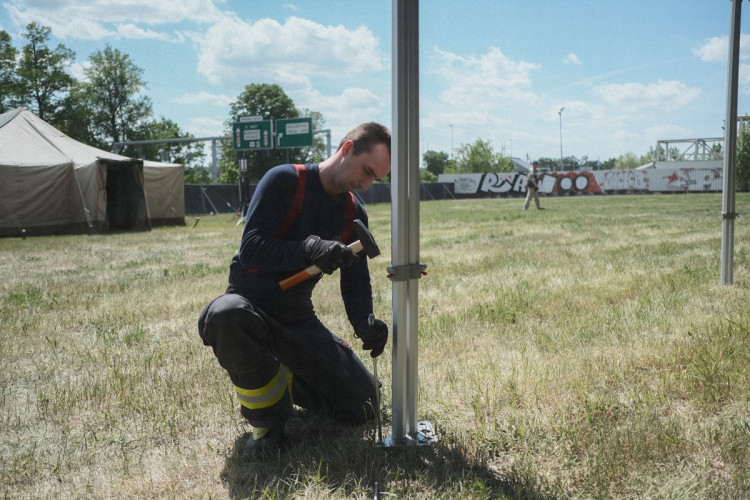 FOTOGALERIE: Z nádraží do stanů. Podívejte se, kde budou spát uprchlíci z Ukrajiny