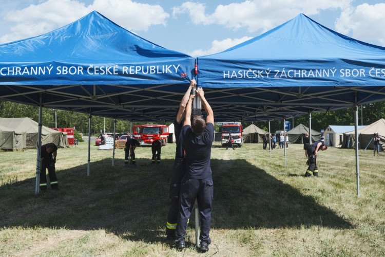 FOTOGALERIE: Z nádraží do stanů. Podívejte se, kde budou spát uprchlíci z Ukrajiny