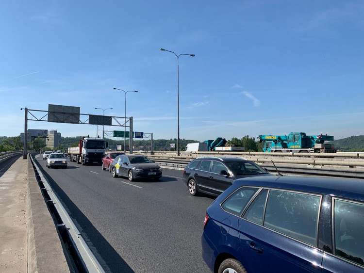 Na Barrandovském mostě už se frézuje, doprava je omezena. Podívejte se přímo na místo