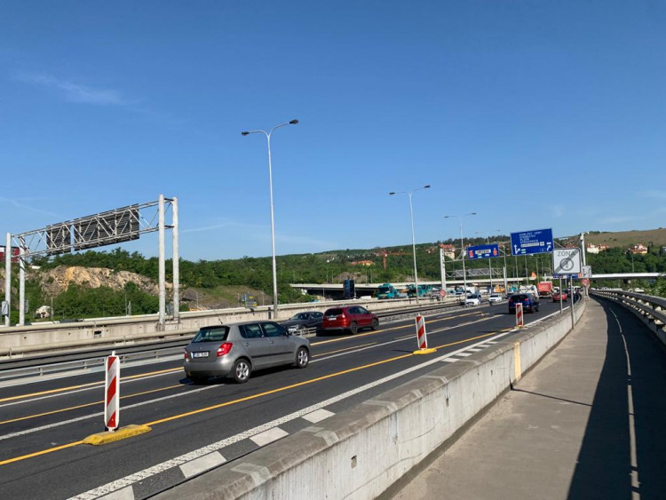 Na Barrandovském mostě už se frézuje, doprava je omezena. Podívejte se přímo na místo