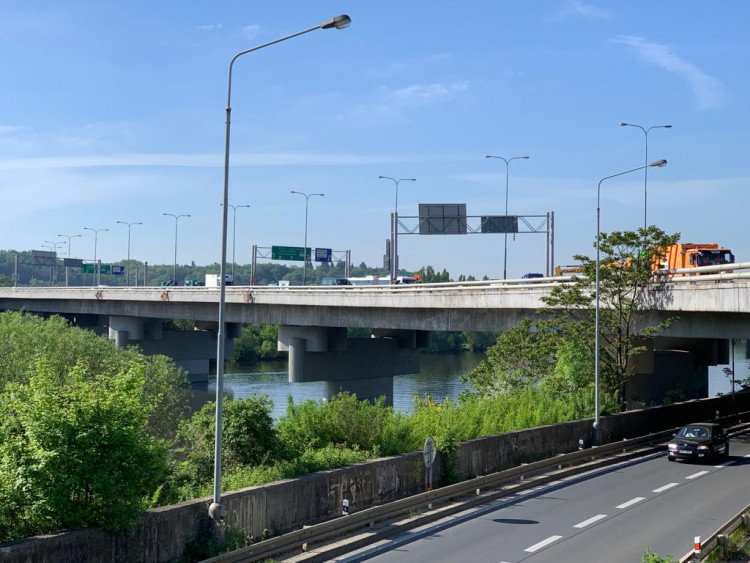 Na Barrandovském mostě už se frézuje, doprava je omezena. Podívejte se přímo na místo