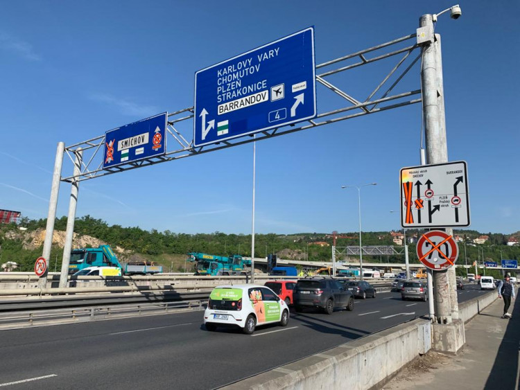 Na Barrandovském mostě už se frézuje, doprava je omezena. Podívejte se přímo na místo