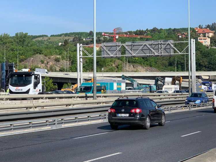 Na Barrandovském mostě už se frézuje, doprava je omezena. Podívejte se přímo na místo