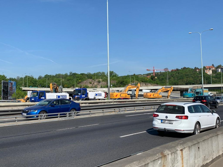 Na Barrandovském mostě už se frézuje, doprava je omezena. Podívejte se přímo na místo