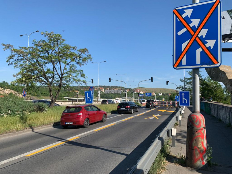 Na Barrandovském mostě už se frézuje, doprava je omezena. Podívejte se přímo na místo