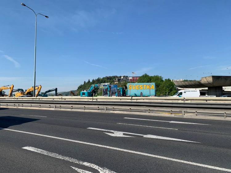 Na Barrandovském mostě už se frézuje, doprava je omezena. Podívejte se přímo na místo