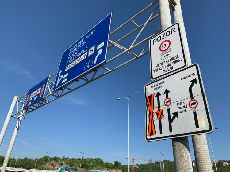 Na Barrandovském mostě už se frézuje, doprava je omezena. Podívejte se přímo na místo