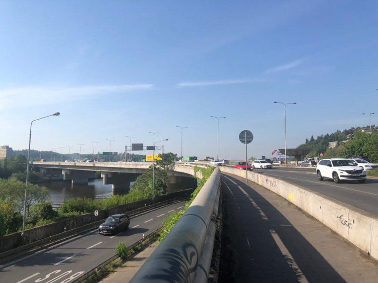 Opravy Barrandovského mostu pokračují. Dělníci začali bourat nájezd ze Strakonické