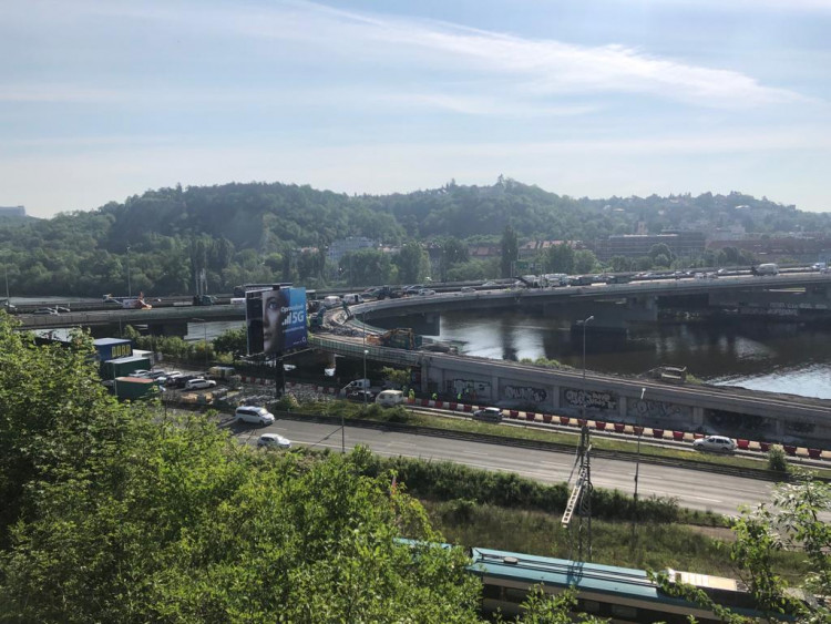 Opravy Barrandovského mostu pokračují. Dělníci začali bourat nájezd ze Strakonické