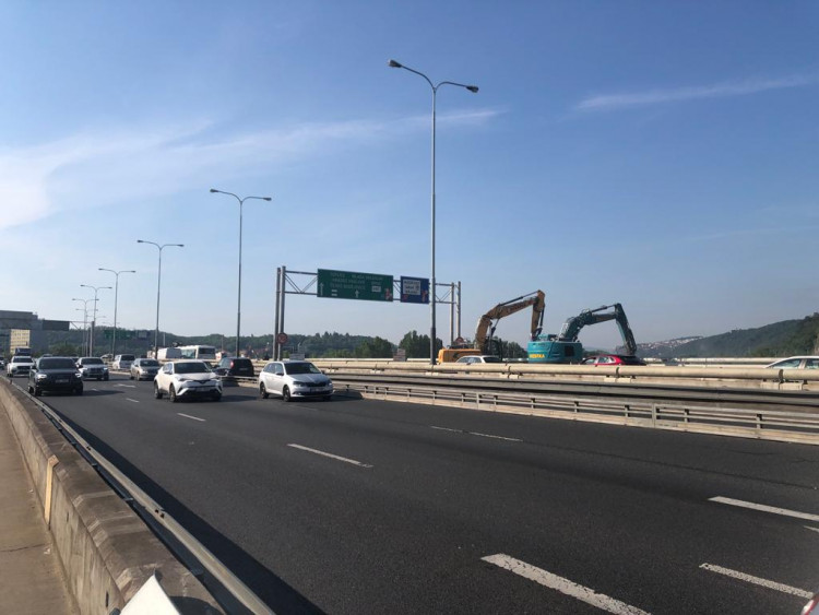 Opravy Barrandovského mostu pokračují. Dělníci začali bourat nájezd ze Strakonické