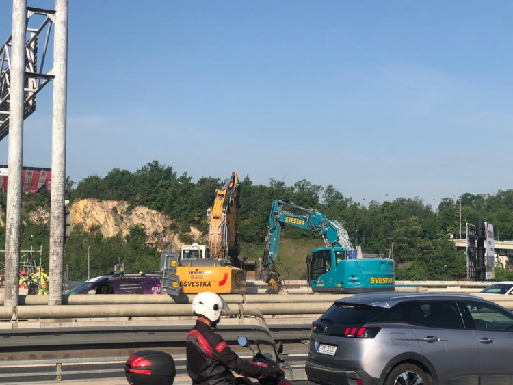 Opravy Barrandovského mostu pokračují. Dělníci začali bourat nájezd ze Strakonické