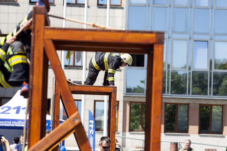 Tažení figuríny a 315 schodů. Hasiči změřili síly na závodech v Olomouci