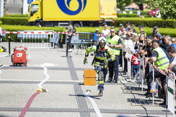 Tažení figuríny a 315 schodů. Hasiči změřili síly na závodech v Olomouci