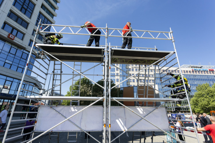 Tažení figuríny a 315 schodů. Hasiči změřili síly na závodech v Olomouci