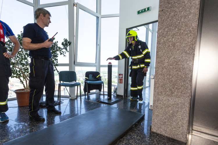 Tažení figuríny a 315 schodů. Hasiči změřili síly na závodech v Olomouci