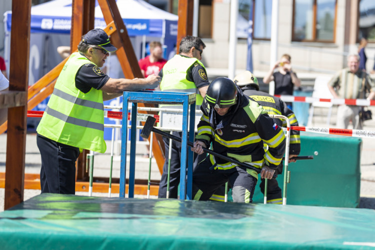 Tažení figuríny a 315 schodů. Hasiči změřili síly na závodech v Olomouci