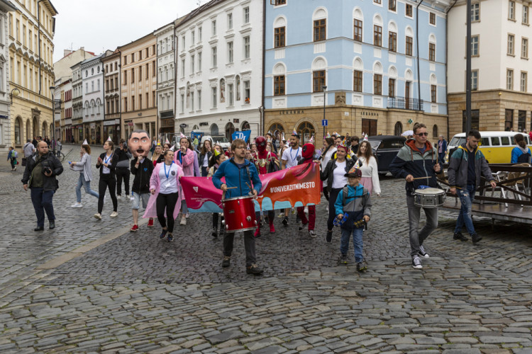 Desátému olomouckému majálesu vládne královský pár ze Stardance