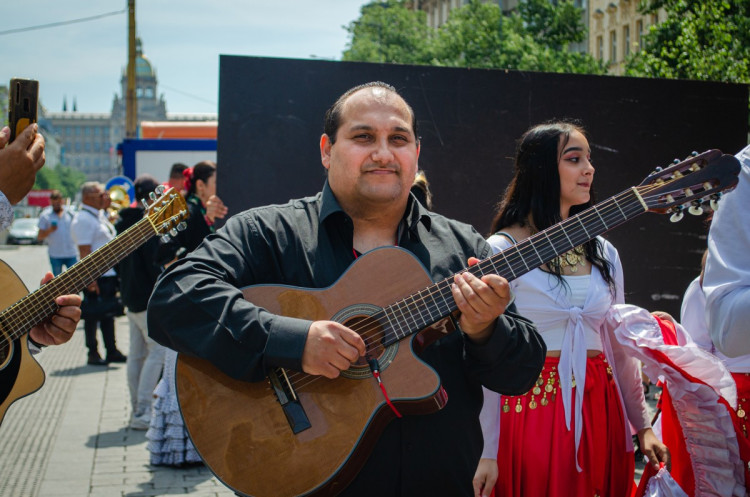 FOTOGALERIE: Centrem Prahy prošel průvod stovek Romů. Podívejte se
