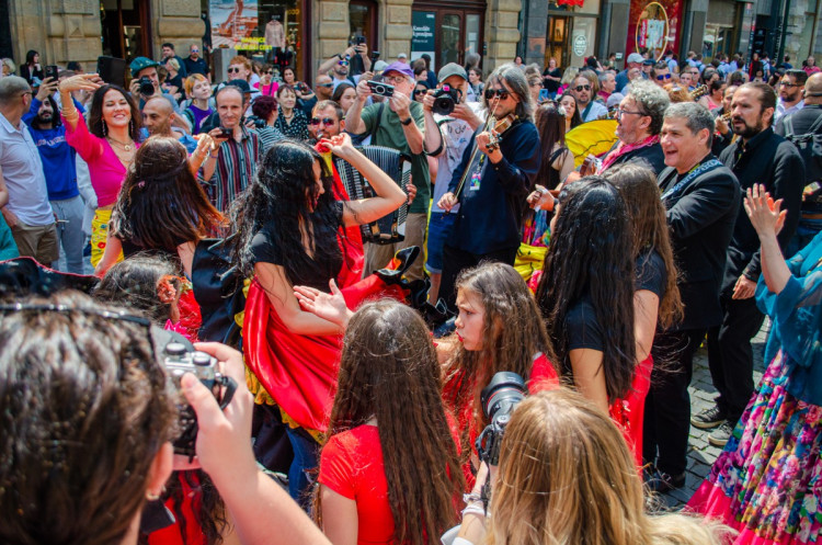 FOTOGALERIE: Centrem Prahy prošel průvod stovek Romů. Podívejte se