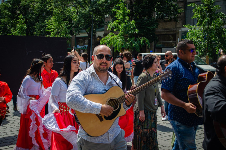 FOTOGALERIE: Centrem Prahy prošel průvod stovek Romů. Podívejte se