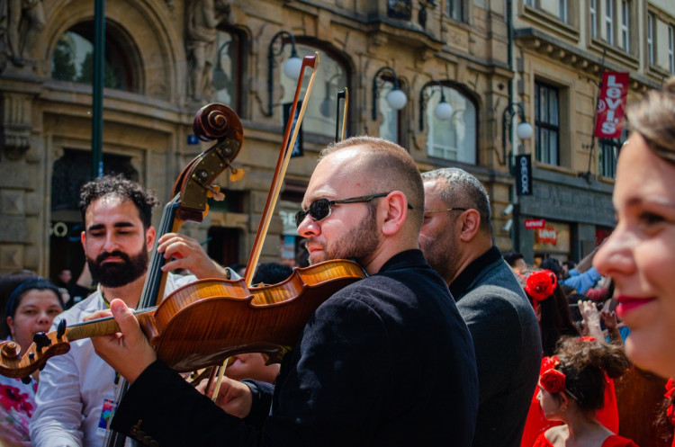 FOTOGALERIE: Centrem Prahy prošel průvod stovek Romů. Podívejte se