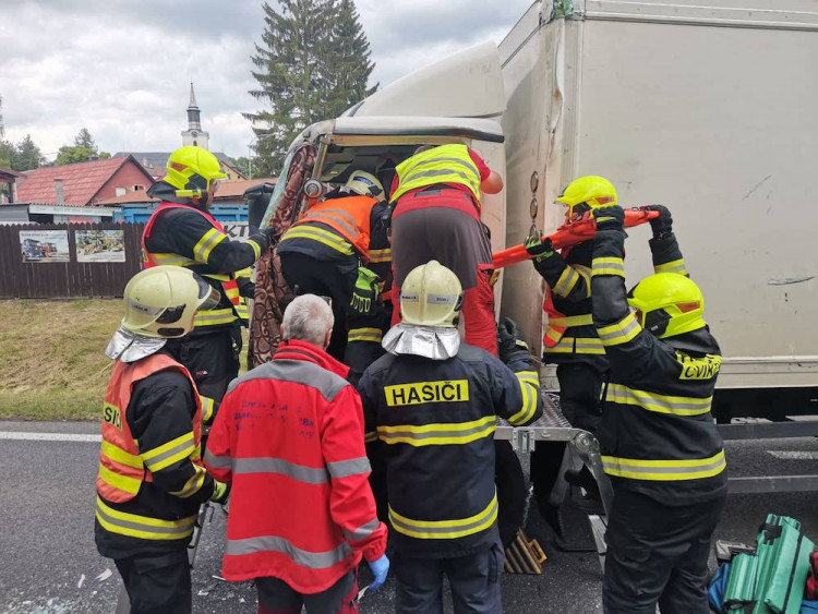 Nehoda kamionů ve Cvikově.