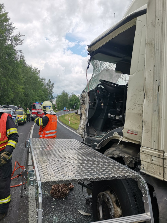Nehoda kamionů ve Cvikově.