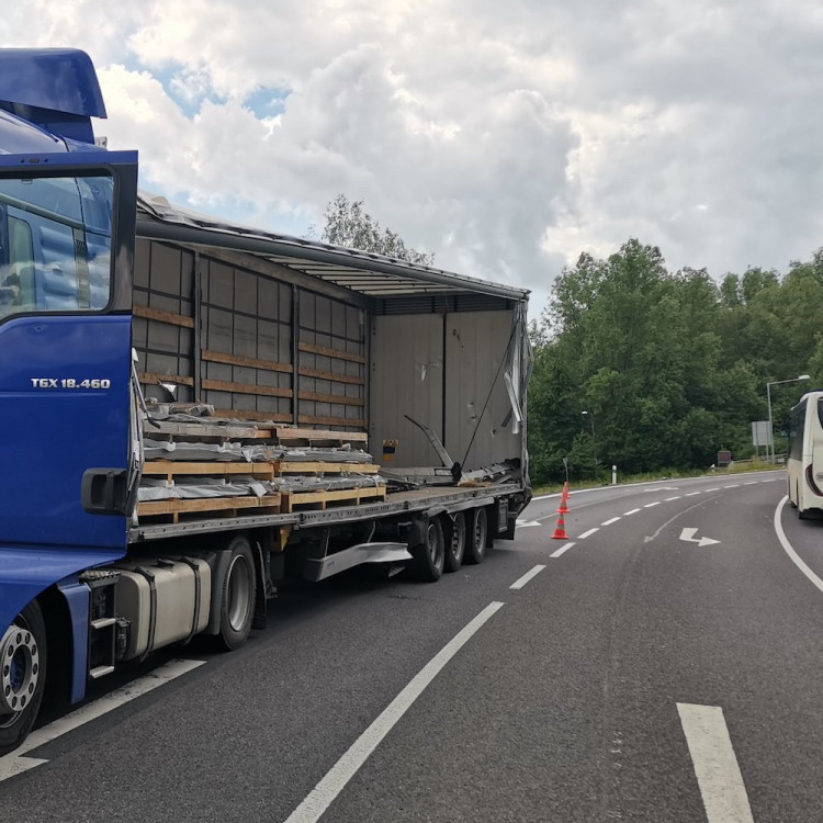 Nehoda kamionů ve Cvikově.