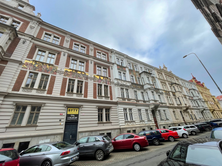 FOTOGALERIE: Alšovy domy v Plzni