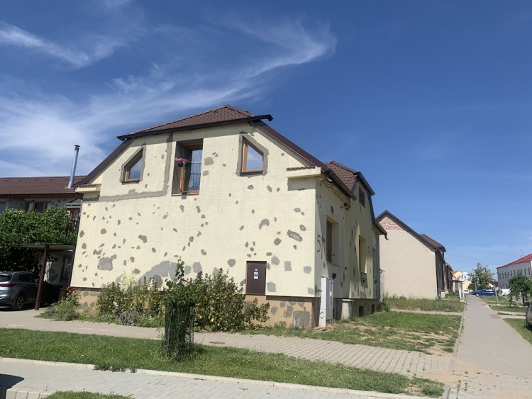 I po roce jsou domy v Hruškách stále poničené