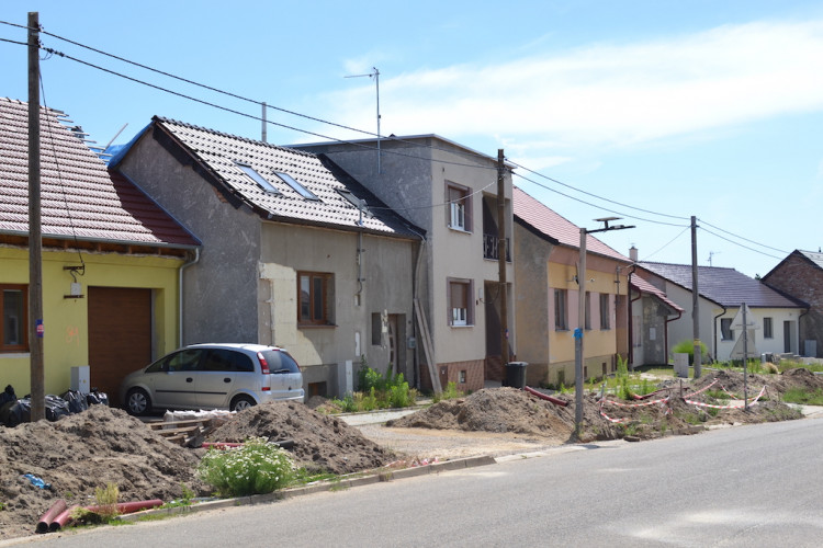 Dělníci z obce stále nezmizeli