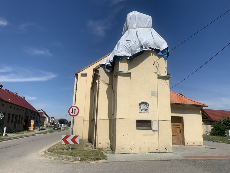 Tornádo poničilo také kostel svatého Bartoloměje v Hruškách