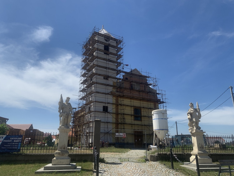 Ani kostel v Moravské Nové Vsi řádění tornáda neodolal