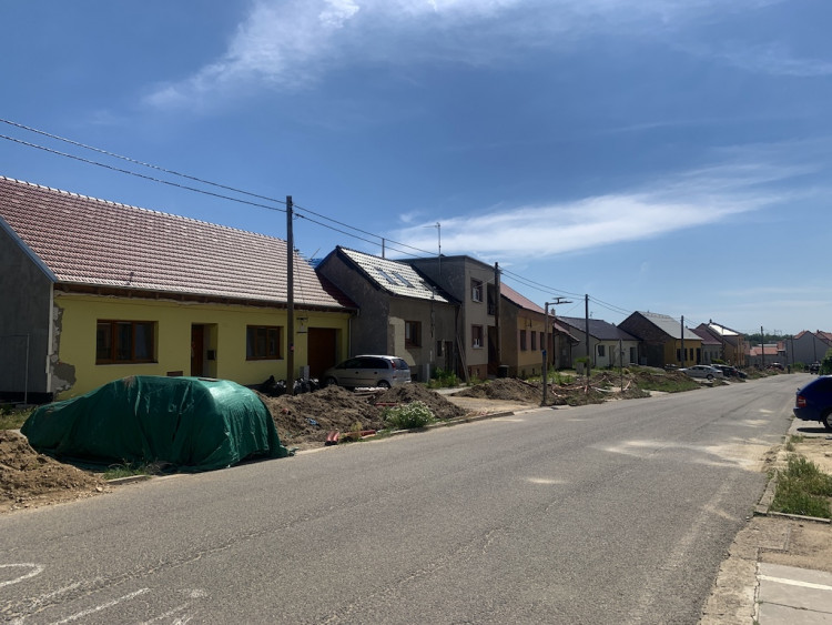 I po roce jsou domy v Hruškách stále poničené