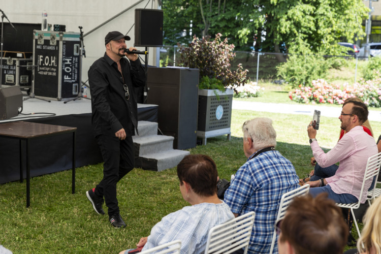 Tisíce květů, přednášky a muzika. Olomoucké rozárium slaví padesáté výročí