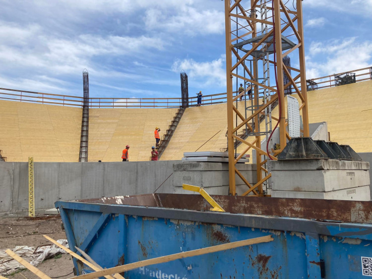 Rozestavěný fotbalový stadion v Hradci Králové