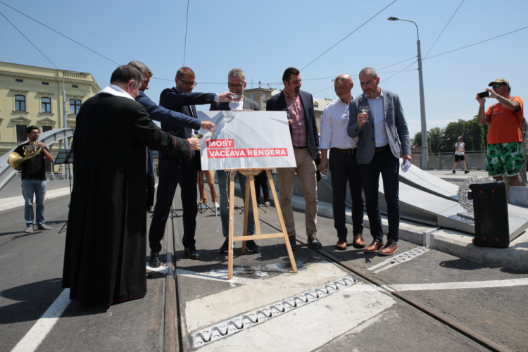 Nový olomoucký most dostal oficiální jméno, na důležitou ulici se vrací provoz