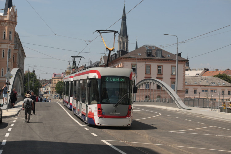 Nový olomoucký most dostal oficiální jméno, na důležitou ulici se vrací provoz