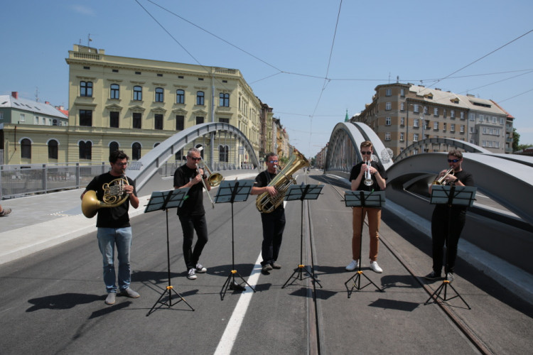 Nový olomoucký most dostal oficiální jméno, na důležitou ulici se vrací provoz