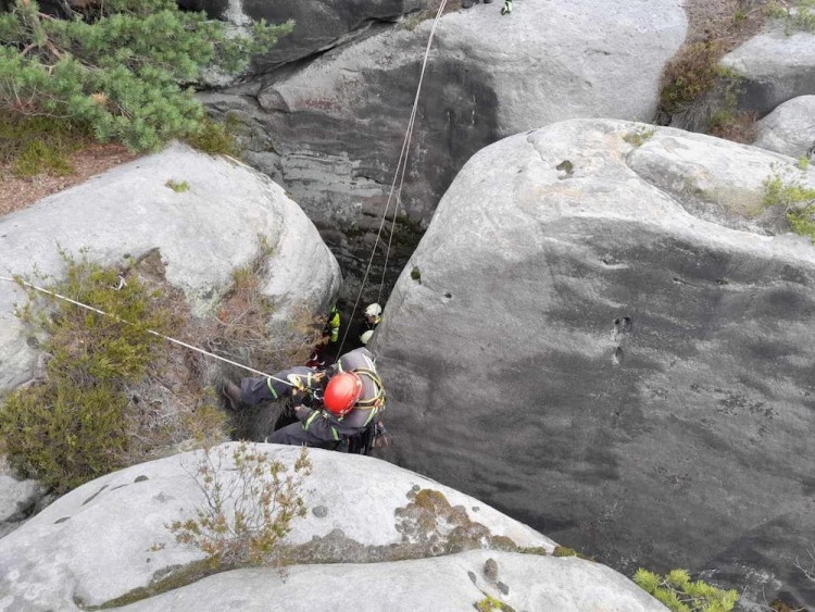 Chlapec uvízl ve skalní průrvě