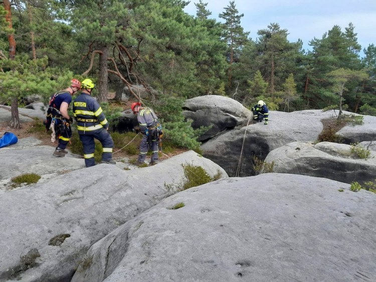 Chlapec uvízl ve skalní průrvě