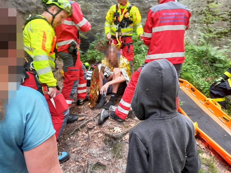 Chlapec uvízl ve skalní průrvě