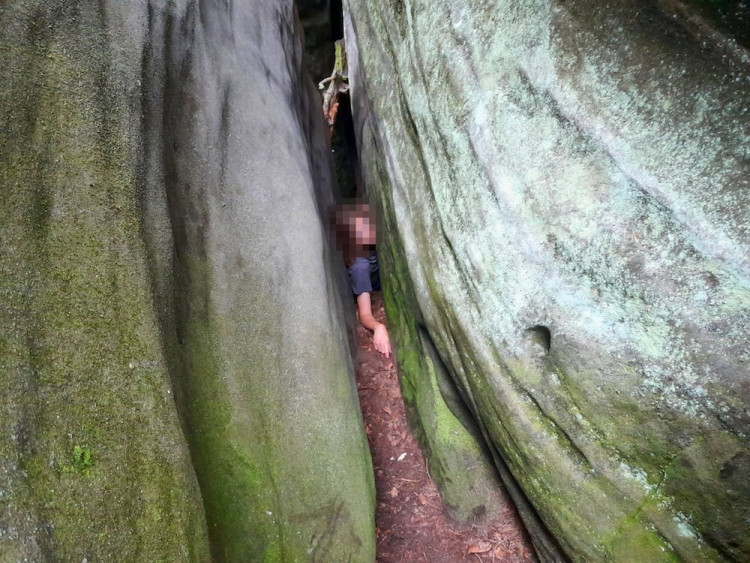 Chlapec uvízl ve skalní průrvě