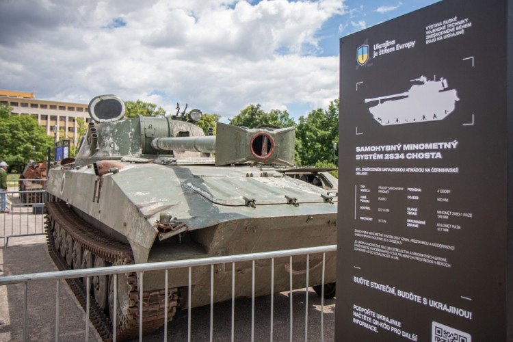 FOTOGALERIE: V Praze je ruská technika z války na Ukrajině. Lidé po ní skákali, teď ji chrání ploty