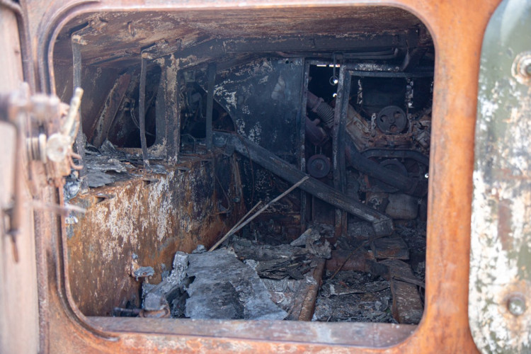 FOTOGALERIE: V Praze je ruská technika z války na Ukrajině. Lidé po ní skákali, teď ji chrání ploty