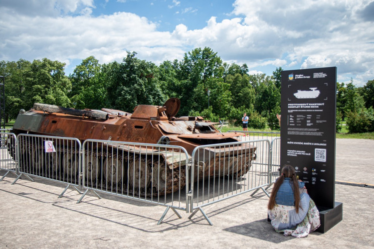 FOTOGALERIE: V Praze je ruská technika z války na Ukrajině. Lidé po ní skákali, teď ji chrání ploty