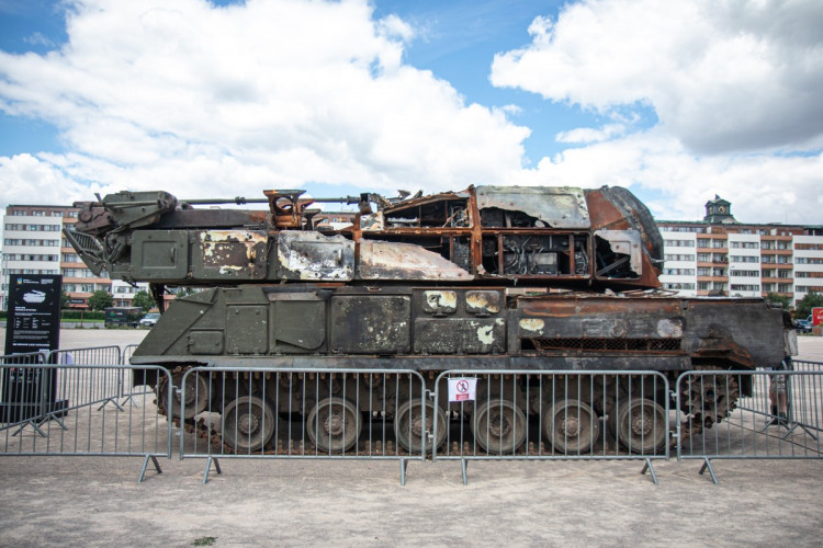 FOTOGALERIE: V Praze je ruská technika z války na Ukrajině. Lidé po ní skákali, teď ji chrání ploty