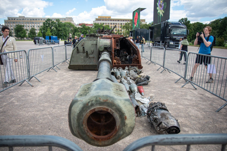 FOTOGALERIE: V Praze je ruská technika z války na Ukrajině. Lidé po ní skákali, teď ji chrání ploty