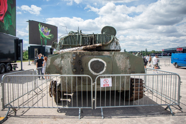 FOTOGALERIE: V Praze je ruská technika z války na Ukrajině. Lidé po ní skákali, teď ji chrání ploty